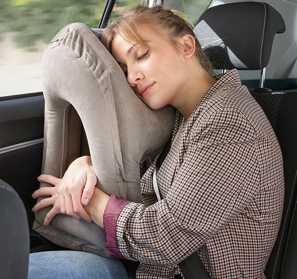 Monikäyttöinen puhallettava matkatyyny